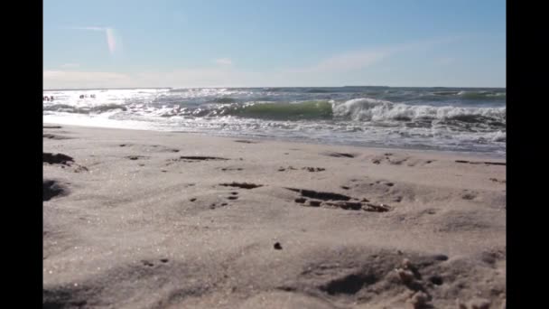 Tyrkysově Oceánské Vlny Klidné Pláži Moře Odhrne Bublající Vlna Uklidňující — Stock video