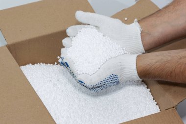 Ellerimi için arka plan dokusu yuvarlak strafor topları. Çevre koruma