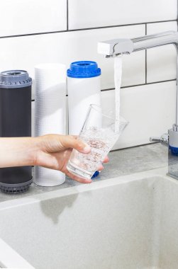 Suyun aktığı musluk. Susuzluğu giderici. Bazı ülkelerde su problemleri. Cam su ile doldurulur.