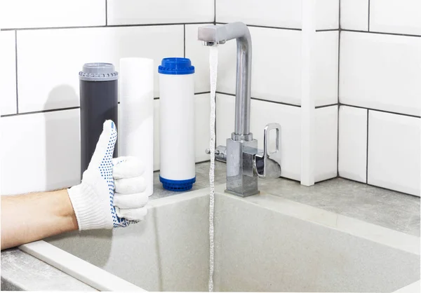 Su arıtma sistemindeki filtrelerin değiştirilmesi. Üç yeni filtrenin yakın çekim görünümü. Evde temiz su. Çok iyi