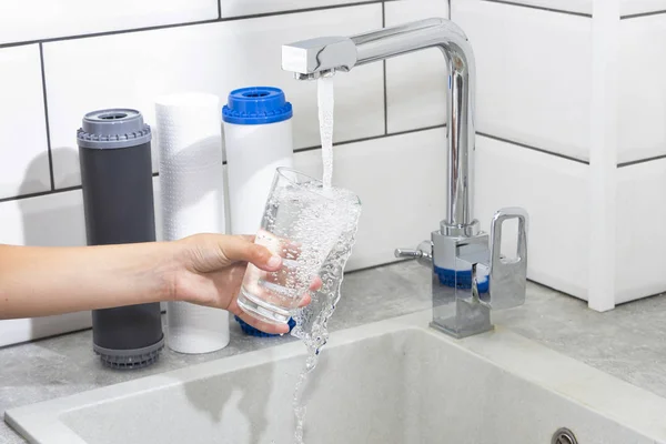 Suyun aktığı musluk. Susuzluğu giderici. Bazı ülkelerde su problemleri. Cam su ile doldurulur.