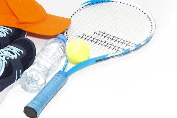 Tenis na jasnym tle. Tenisówki, rakieta tenisowa, piłka, — Zdjęcie stockowe