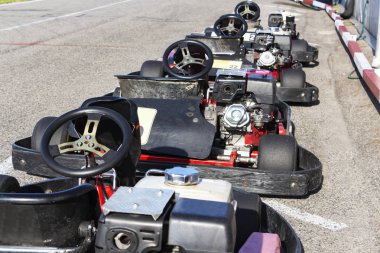 Yarışa hazır bir dizi küçük yarış arabası.