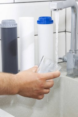 Suyun aktığı musluk. Susuzluğu giderici. Bazı ülkelerde su problemleri. Cam su ile doldurulur.