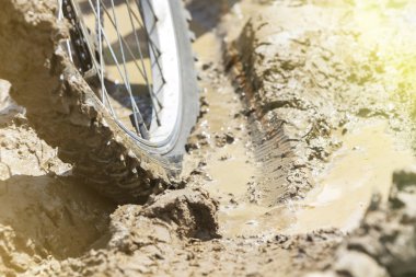Bisiklet tekerleği çamura saplanmış. Kapat.