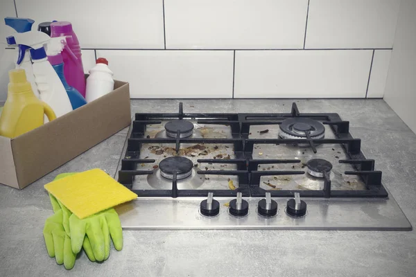 Gaz ocağını mutfak gereçleri, ev konseptleri ya da hijyen ve temizlik ile temizlemek. — Stok fotoğraf
