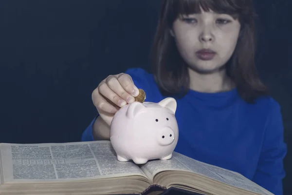 Teen piggy banka para koyar. Ücretli eğitim kavramı — Stok fotoğraf