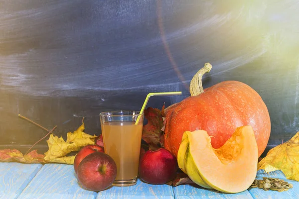 En la mesa hay manzanas y calabazas. Bodegón de otoño. Calendario de otoño —  Fotos de Stock