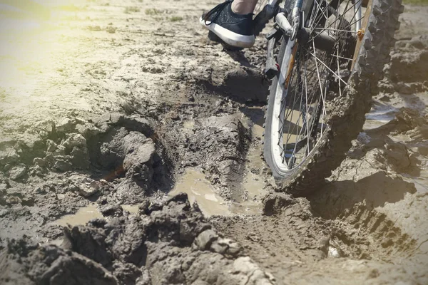 Велосипедное колесо застряло в грязи. Закрыть — стоковое фото