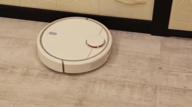 Robot elektrikli süpürge dairenin otomatik temizliğini gerçekleştirir