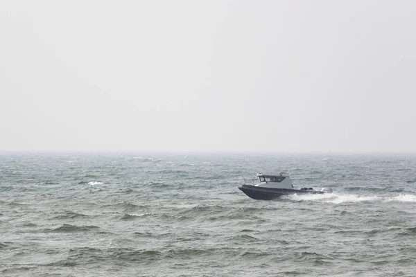 Bateau solitaire dans une tempête dans la mer. — Photo