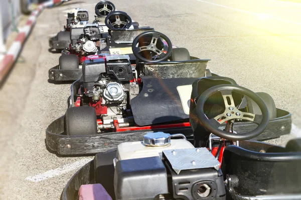 Řada malých závodní aut připravených na závod. — Stock fotografie
