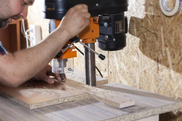 Taladro en la máquina de perforación, haciendo muebles — Foto de Stock