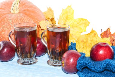 Masada elma ve kabaklar vardır. Sonbahar natürmort. Sonbahar takvim