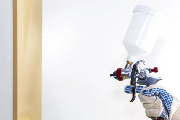 Çok renkli boya ile mobilya, boyama parçaları detayları.