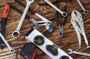 Ahşap bir arkaplanda araçları kapat.