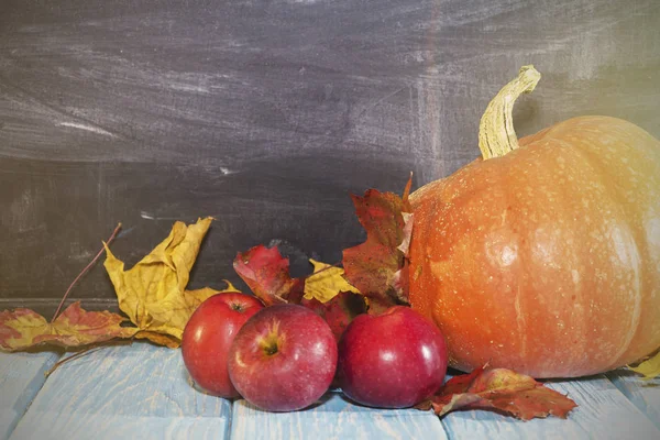 En la mesa hay manzanas y calabazas. Bodegón de otoño. Calendario de otoño —  Fotos de Stock