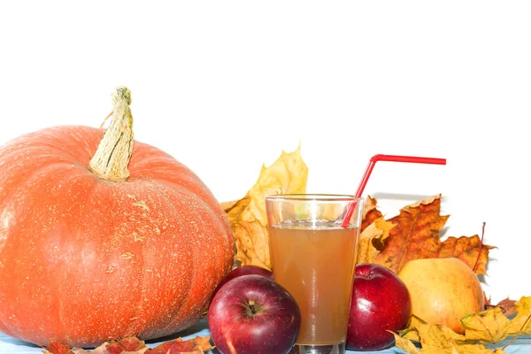 En la mesa hay manzanas y calabazas. Bodegón de otoño. Calendario de otoño —  Fotos de Stock