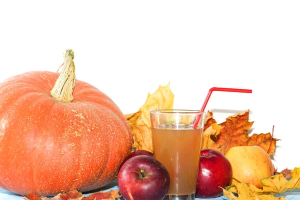 En la mesa hay manzanas y calabazas. Bodegón de otoño. Calendario de otoño — Foto de Stock