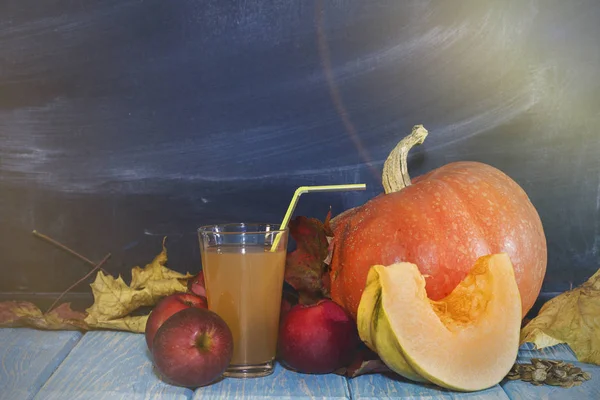 En la mesa hay manzanas y calabazas. Bodegón de otoño. Calendario de otoño —  Fotos de Stock