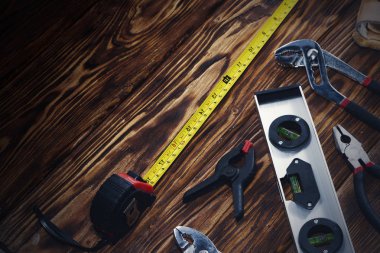 Ahşap bir arkaplanda araçları kapat.