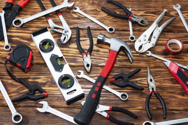 Ahşap bir arkaplanda araçları kapat.