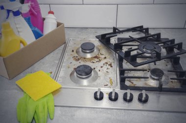 Gaz ocağını mutfak gereçleri, ev konseptleri ya da hijyen ve temizlik ile temizlemek.