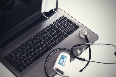 Stetoskop laptop klavye üzerinde. Sağlık ya da güvenlik kavramı