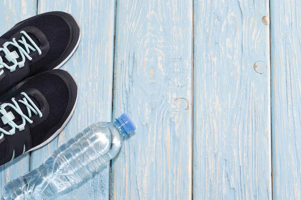Спортивная обувь, бутылки с водой, здоровый образ жизни, здоровое питание, спорт и диета . — стоковое фото
