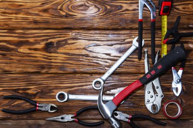 Ahşap bir arkaplanda araçları kapat.