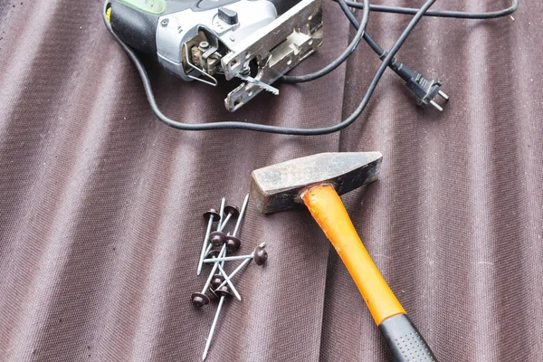 Çekiç ve çivi ile asfalt çatı zona arka plan yakından görünümü.