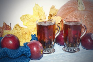 Masada elma ve kabaklar vardır. Sonbahar natürmort. Sonbahar takvim