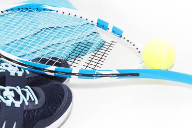 Hafif bir arka planda tenis. spor ayakkabıları, Tenis raket, top,