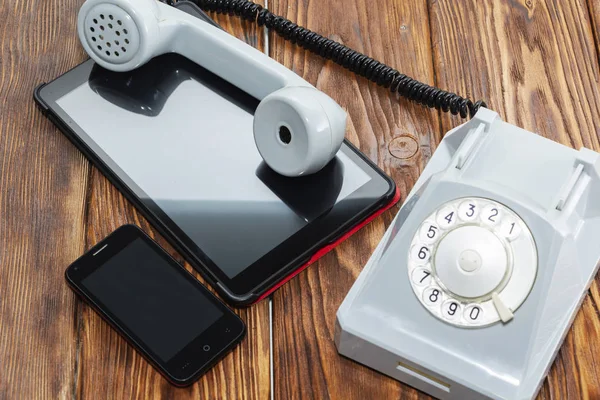 Telefono vintage sullo sfondo di gadget moderni . — Foto Stock