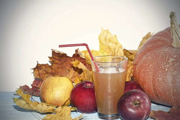 En la mesa hay manzanas y calabazas. Bodegón de otoño. Calendario de otoño — Foto de Stock