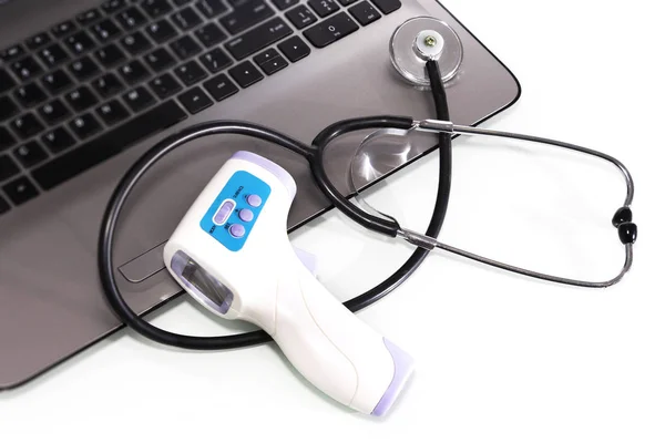 Stethoscope in the office of doctors.Top view of doctors desk table, — Stock Photo, Image