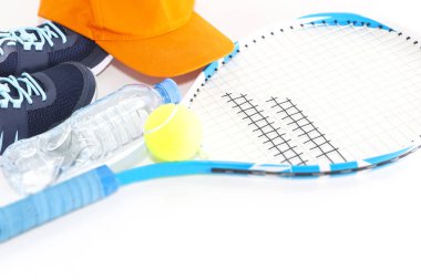 Hafif bir arka planda tenis. spor ayakkabıları, Tenis raket, top,
