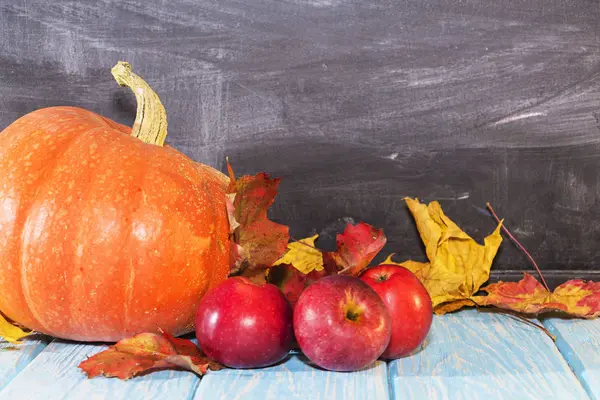 En la mesa hay manzanas y calabazas. Bodegón de otoño. Calendario de otoño —  Fotos de Stock