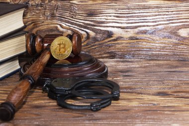 Bitcoin, yargıçlar çekiç, kelepçeler. Bitcoin yasağı kavramı, yasanın ihlali.