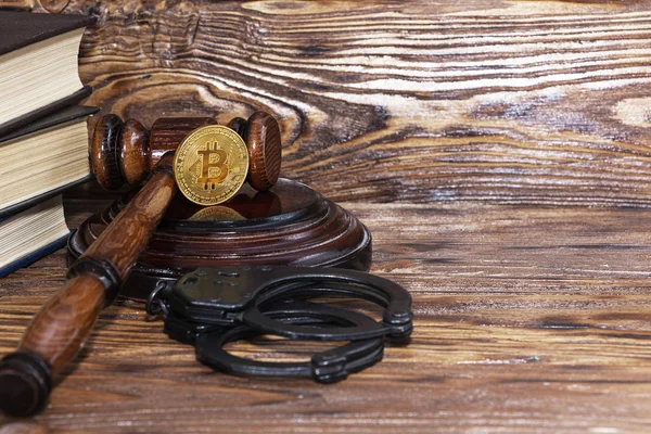Bitcoin, yargıçlar çekiç, kelepçeler. Bitcoin yasağı kavramı, yasanın ihlali.