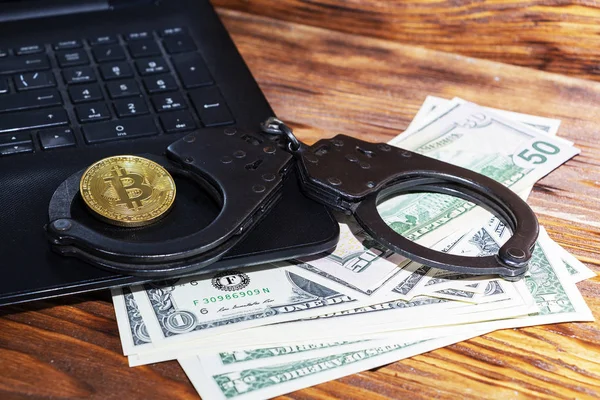 Polis kelepçeleri ve bitcoinler. Kripto para ların yasadışı madenciliğinde ve bitcoinlerle yapılan işlemlerde yasa ile ilgili sorunlar kavramı