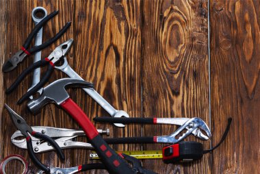 Ahşap bir arkaplanda araçları kapat.