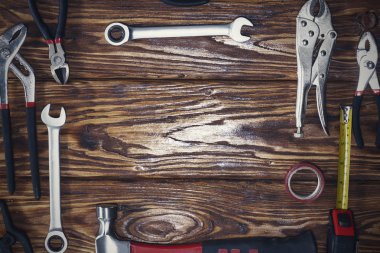 Ahşap bir arkaplanda araçları kapat.