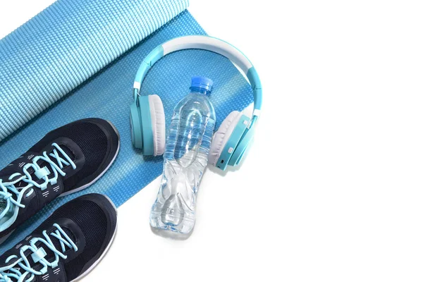 Yoga minderi, spor ayakkabıları, su şişesi konsepti sağlıklı yaşam, sağlıklı beslenme, spor ve diyet.