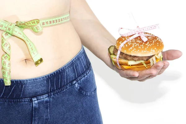 Burger sajtburger kezében elszigetelt fehér background intézkedés szalaggal. egészséges mér elvesztés diéta fogalma — Stock Fotó
