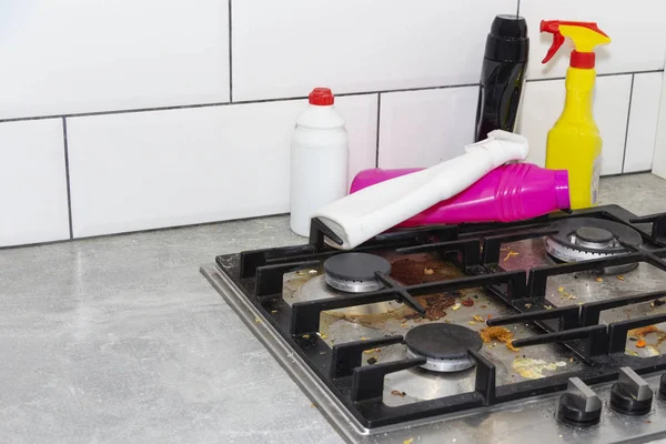 Dirty, top of the gas stove with bits of food. House cleaning. — Stock Photo, Image