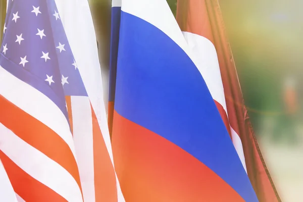 Nosotros bandera y bandera rusa. fondo. La amistad de los países. Conflicto entre los dos países — Foto de Stock