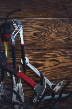 Ahşap bir arkaplanda araçları kapat.