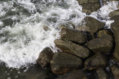 bir sprey şekillendirme kırma taşlık bir sahilde dalgalar