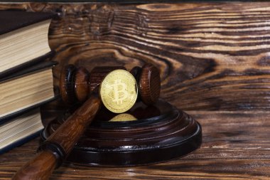 Hâkim'in çekiç ve bitcoin altın sikke. Dijital para.